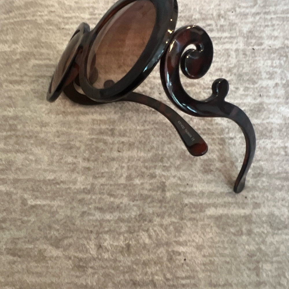 Women’s Leopard Baroque Swirl Round Tinted Lens Sunglasses UV 400 New - Picture 2 of 2